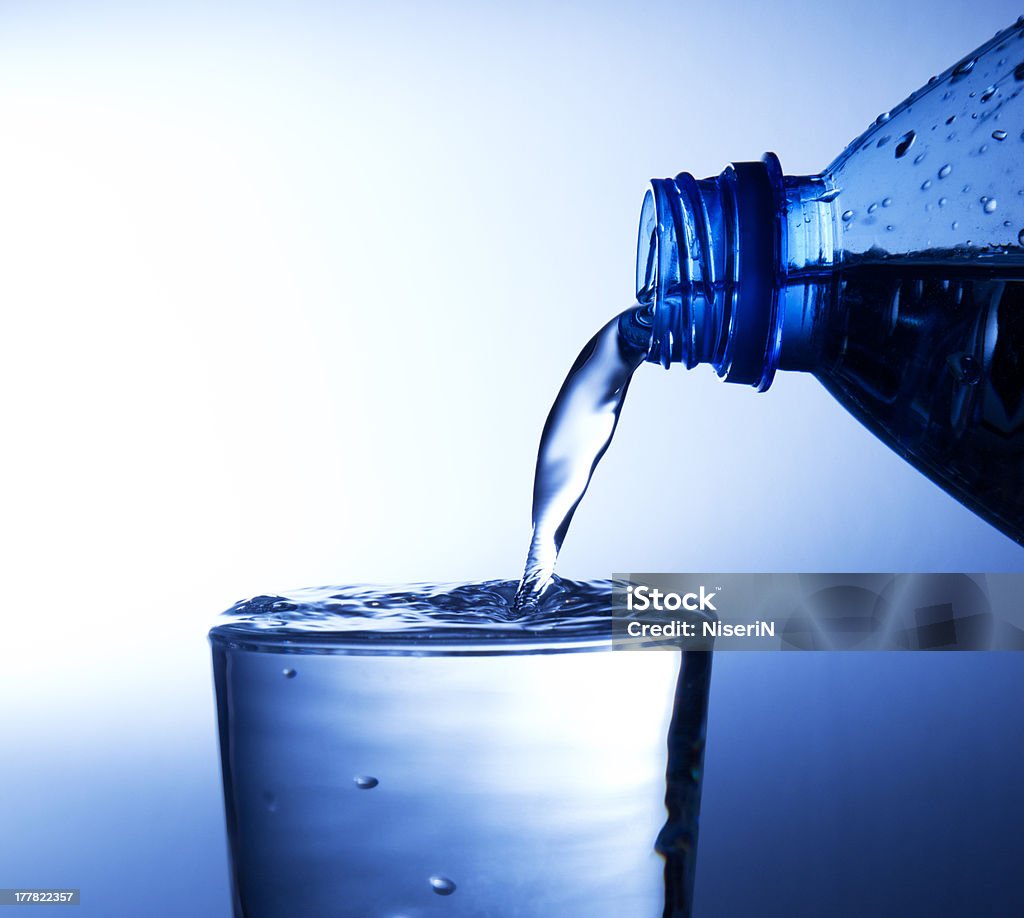 Gießen Wasser in ein Glas - Lizenzfrei Blau Stock-Foto