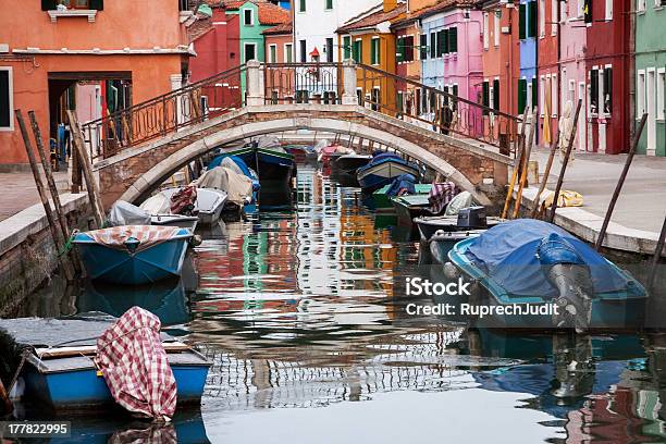 Vivid Vista Da Cidade - Fotografias de stock e mais imagens de Ao Ar Livre - Ao Ar Livre, Burano, Canal - Água Corrente