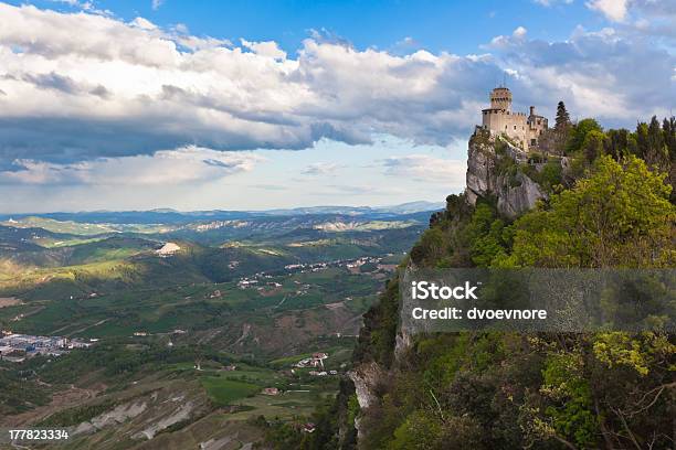 Schloss In San Marinola Cesta Oder Fratta Stockfoto und mehr Bilder von Alt - Alt, Anhöhe, Antiquität