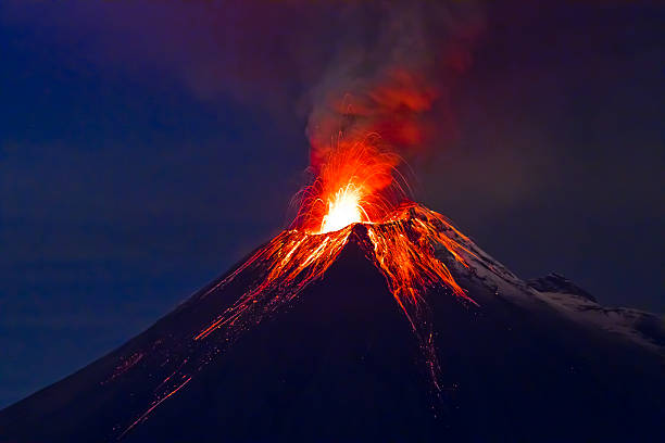 длительная выдержка, tungurahua вулкан с голубой skyes - вулканология стоковые фото и изображения