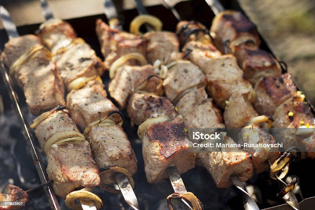 Semplice barbecue all'aperto kebab – shish e - Foto stock royalty-free di Alla brace