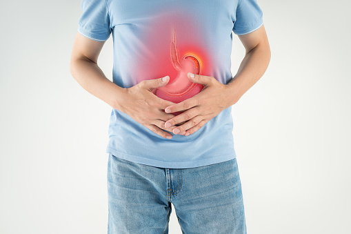 Úlcera de estómago, el hombre con dolor abdominal sufre de enfermedad abdominal, síntomas de gastritis, enfermedades del sistema digestivo photo