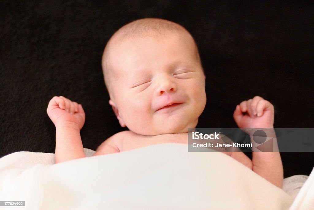 Sonriente bebé niño durmiendo - Foto de stock de 0-1 mes libre de derechos