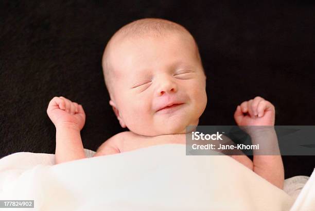 Sonriente Bebé Niño Durmiendo Foto de stock y más banco de imágenes de 0-1 mes - 0-1 mes, 0-11 meses, Acostado