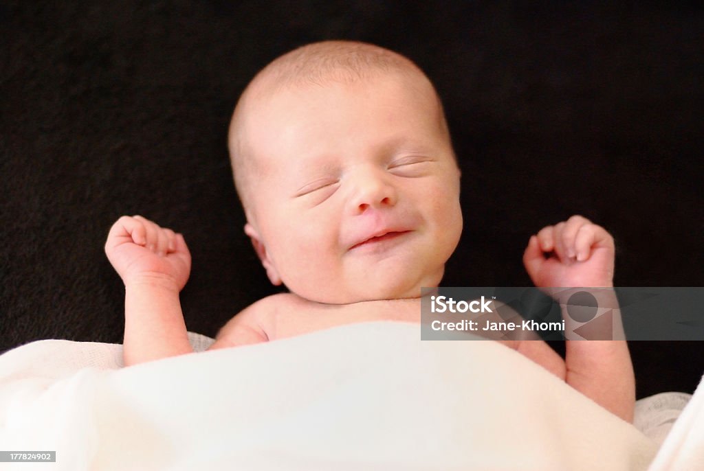 Улыбающегося Новорожденный мальчик сна - Стоковые фото 0-1 месяц роялти-фри