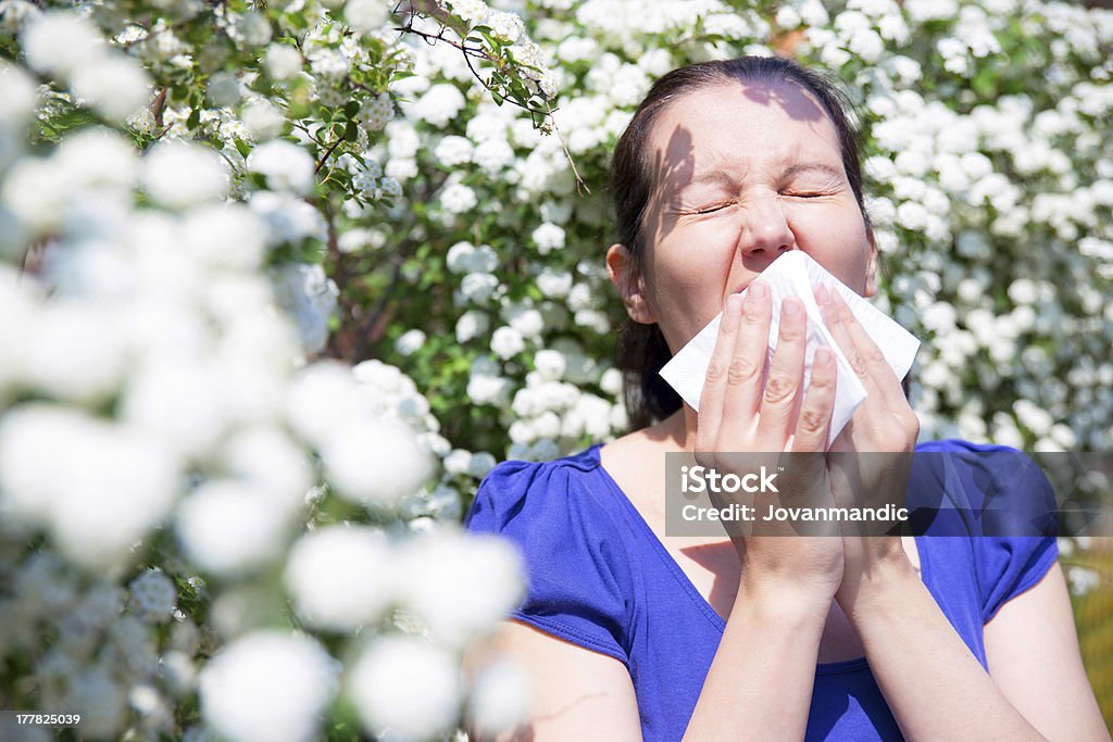 Mulher com lenço sneezing alérgicos - Foto de stock de Adulto royalty-free