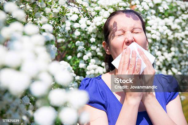 Foto de Mulher Com Lenço Sneezing Alérgicos e mais fotos de stock de Adulto - Adulto, Alergia, Assoar Nariz