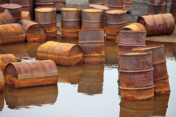 rusty combustível químicas e tambores - toxic waste toxic substance drum barrel imagens e fotografias de stock