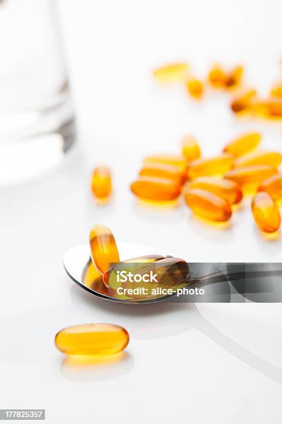 Photo libre de droit de Vitamines Capsules Dhuile De Poisson Avec Cuillère Sur Fond Blanc banque d'images et plus d'images libres de droit de Aliments et boissons