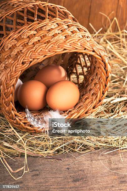 Uova Sul Vecchio Legno - Fotografie stock e altre immagini di Alimentazione sana - Alimentazione sana, Blu, Cestino