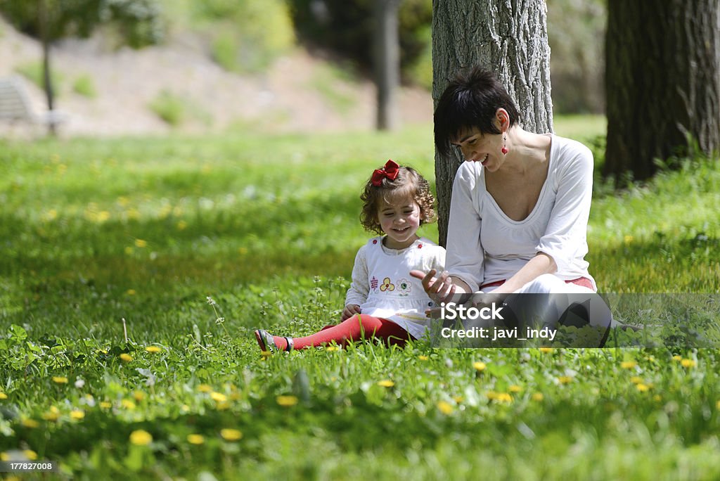 Retrato de mãe e Menina a brincar no parque - Royalty-free Adulto Foto de stock