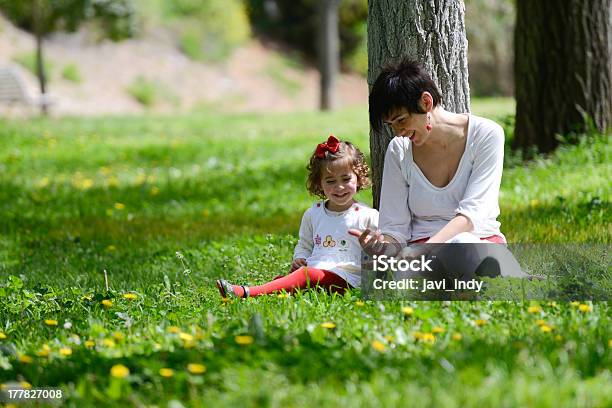 Retrato De Mãe E Menina A Brincar No Parque - Fotografias de stock e mais imagens de Adulto - Adulto, Adulto de idade mediana, Alegria