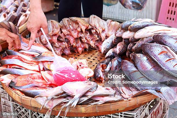 Foto de Peixe No Mercado Na Tailândia e mais fotos de stock de Amontoamento - Amontoamento, Animal morto, Bandeja