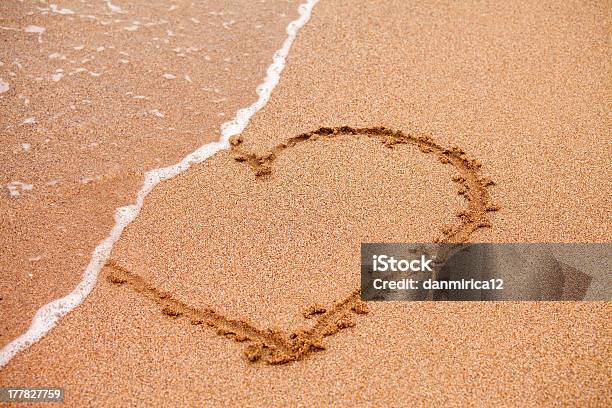 Coração Na Areia Taked Por Ondas - Fotografias de stock e mais imagens de Amor - Amor, Ao Ar Livre, Carinhoso