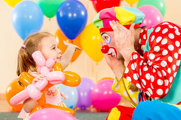 niña y niño feliz jugando en fiesta de cumpleaños payaso - child balloon happiness cheerful fotografías e imágenes de stock