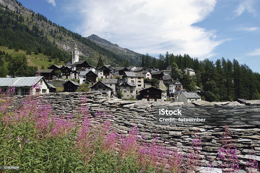 El pueblo rural del Bosco Gurin sobre valle Maggia - Foto de stock de Aire libre libre de derechos