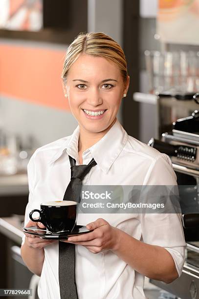 Giovane Cameriera Sorridente Con Una Tazza Di Caffè - Fotografie stock e altre immagini di Adulto