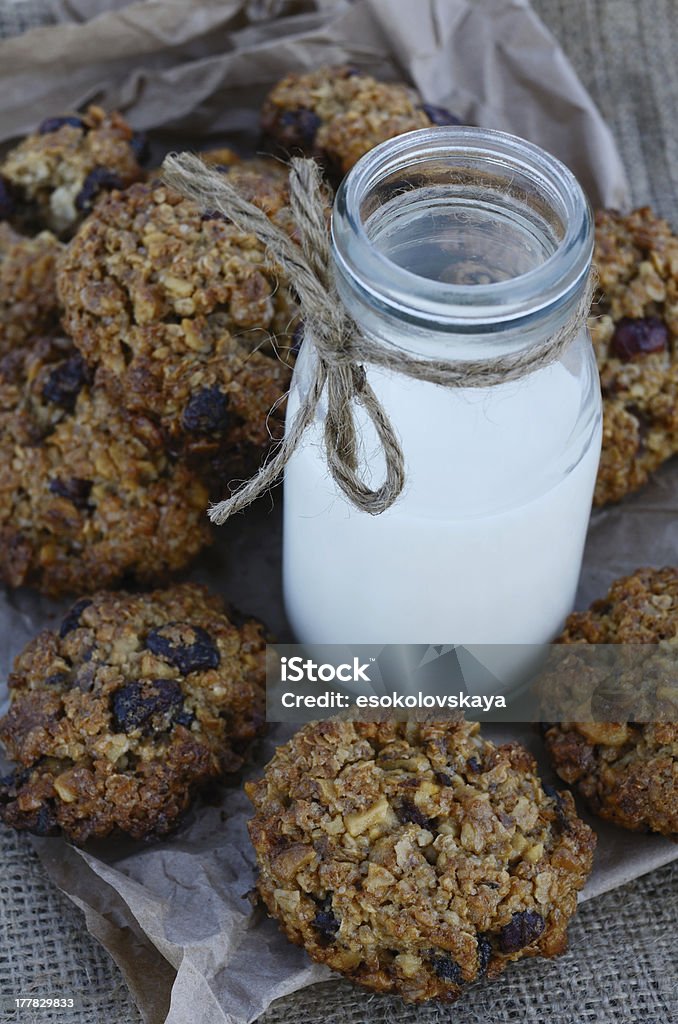 cookies de aveia, caseiros e garrafa de leite - Foto de stock de Alimentação Saudável royalty-free