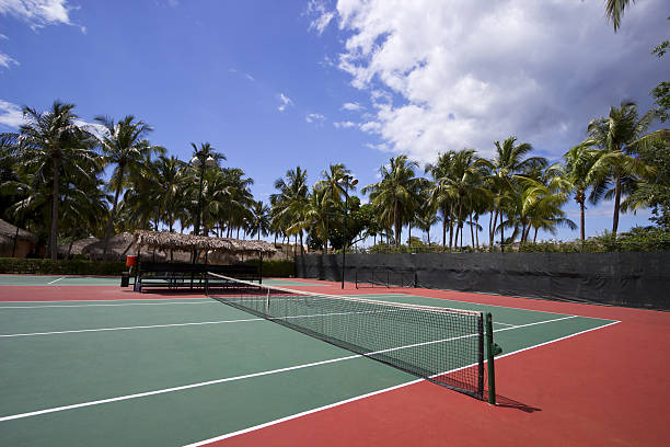 court de tennis dans les caraïbes - tennis forehand people sports and fitness photos et images de collection