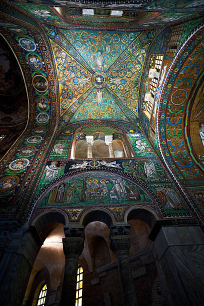 mosaïque vert plafond de la basilique de san vitale, ravenna - cathedral gothic style indoors church photos et images de collection