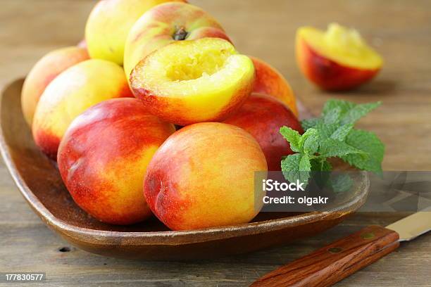 잘 익은 천도복숭아 Peaches 나무 탁자 0명에 대한 스톡 사진 및 기타 이미지 - 0명, 건강한 식생활, 과일