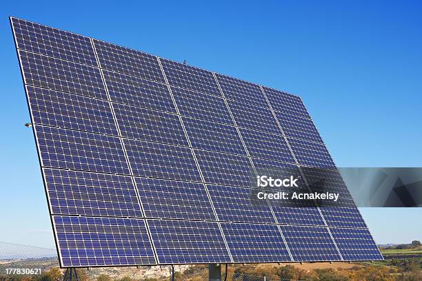 Panel Solar Foto de stock y más banco de imágenes de Azul - Azul, Central eléctrica solar, Cielo