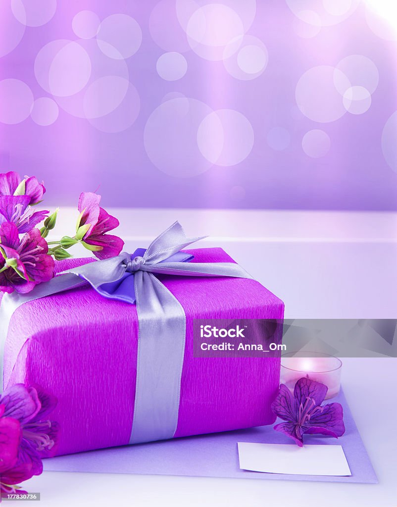 Rosa caja de regalo con flores - Foto de stock de Desenfocado libre de derechos