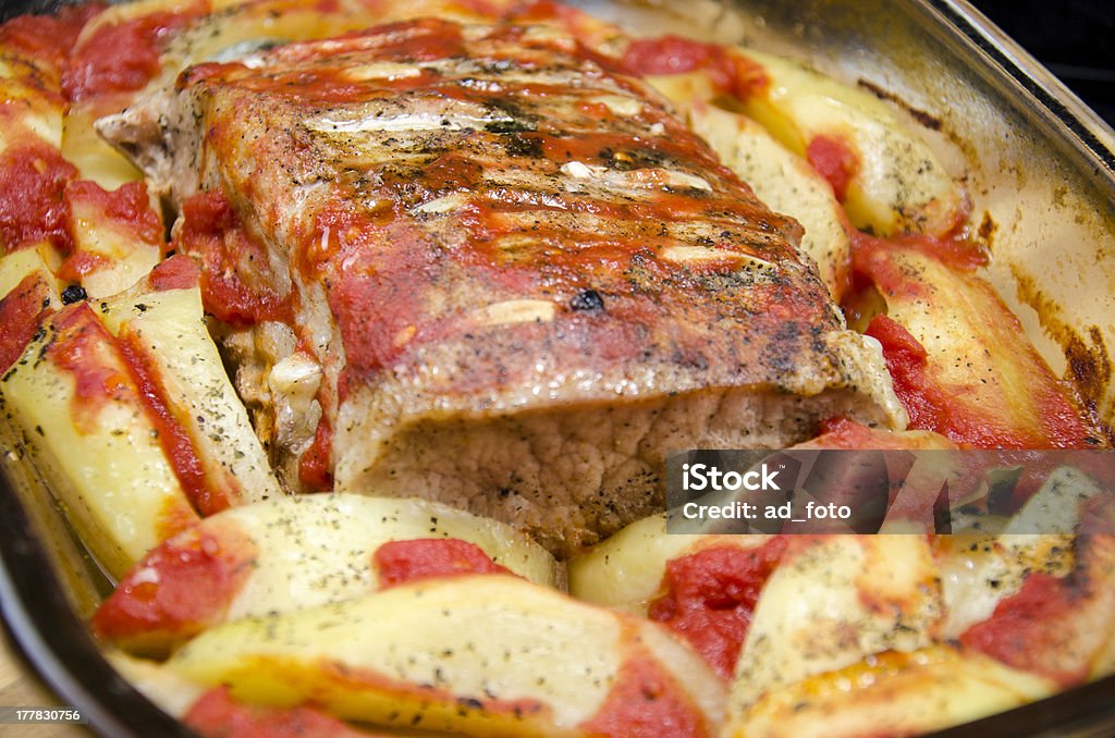 お食事－豚のステーキ、自家製ジャガイモ - たんぱく質のロイヤリティフリーストックフォト