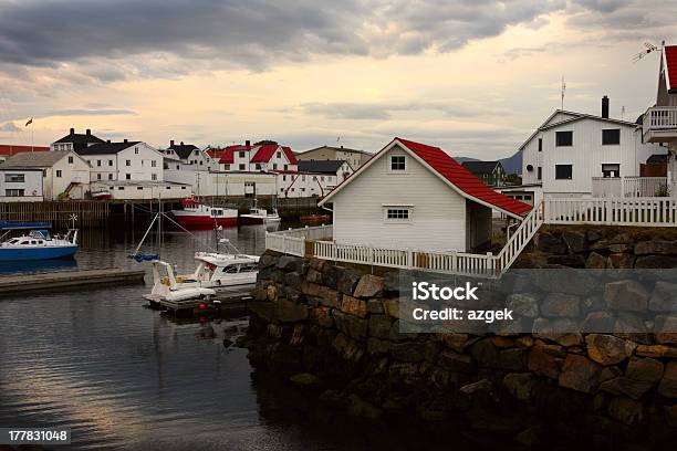 Honningsvaer Stockfoto und mehr Bilder von Abenddämmerung - Abenddämmerung, Außenaufnahme von Gebäuden, Bucht