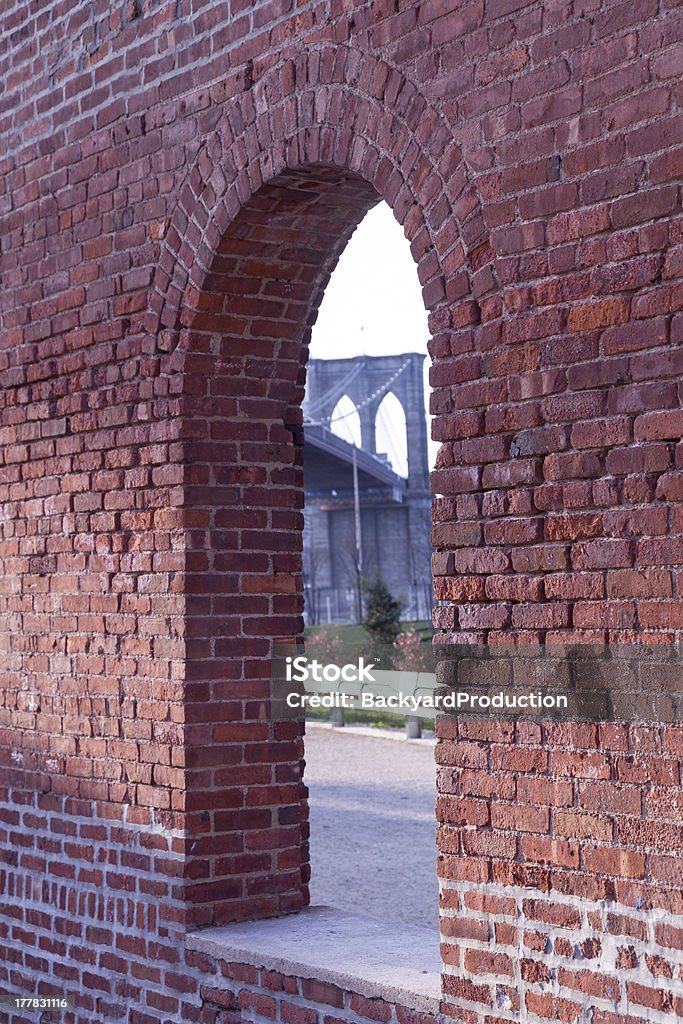 Puente de Brooklyn enmarcado a través de la ventana de ladrillo - Foto de stock de Alto - Descripción física libre de derechos