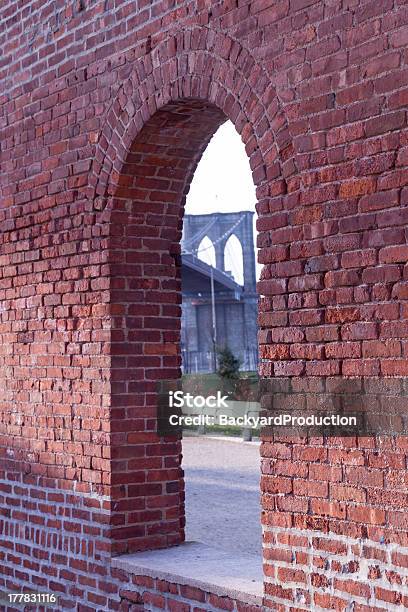 Ponte Di Brooklyn Incorniciata Da Mattoni Finestra - Fotografie stock e altre immagini di Architettura