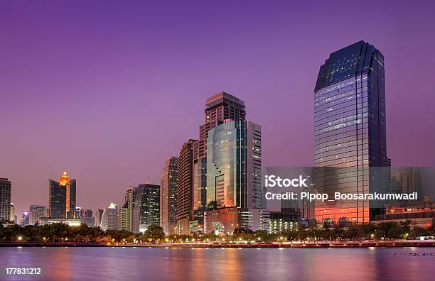 Foto de Cidade Urbana Moderna Bangcoc Tailândia e mais fotos de stock de Contemplação - Contemplação, Vermelho, Ajardinado