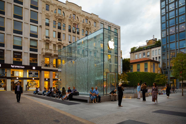 apple store à milan - entrée de la façade vitrée - milan italy contemporary architecture shopping photos et images de collection