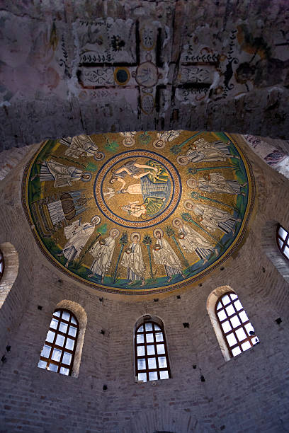 plafond de la mosaïque arian baptistère, ravenna - architecture gothic style arch decoration photos et images de collection