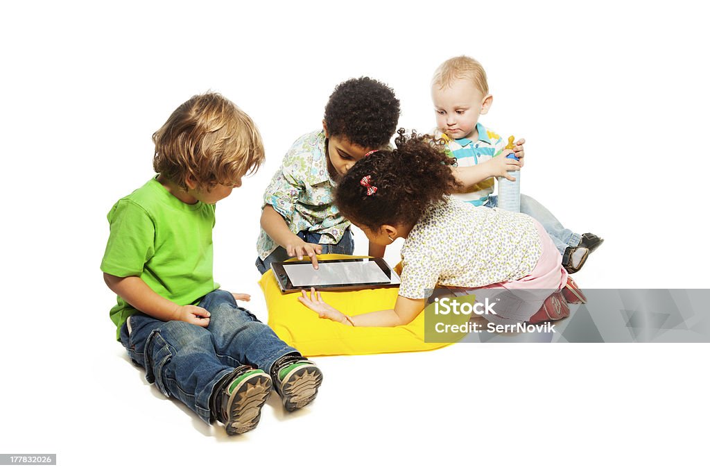 Quattro bambini che giocavano computer tablet - Foto stock royalty-free di Bambini maschi