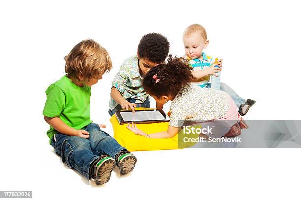 Quattro Bambini Che Giocavano Computer Tablet - Fotografie stock e altre immagini di Bambini maschi - Bambini maschi, PC Ultramobile, Scontornabile