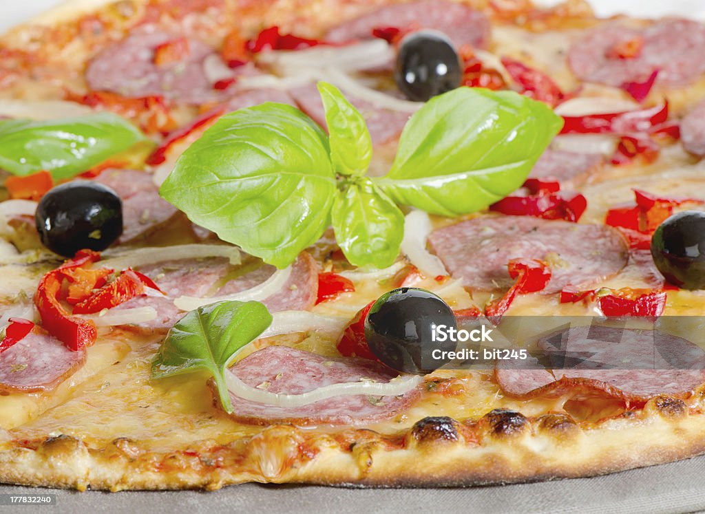 Пицца Пепперони - Стоковые фото Базилик роялти-фри