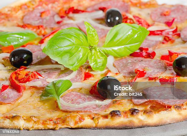 Пицца Пепперони — стоковые фотографии и другие картинки Базилик - Базилик, Без людей, Ветчина