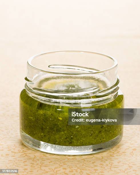 Świeże Zielone Pesto - zdjęcia stockowe i więcej obrazów Pesto - Pesto, Słój, Zielony kolor