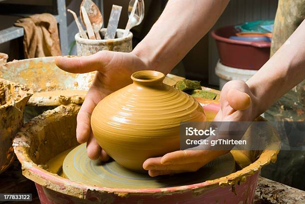 손을 선으로나 Potter Earthen Jar 파일 만들기 공예에 대한 스톡 사진 및 기타 이미지 - 공예, 공예 제품, 권위