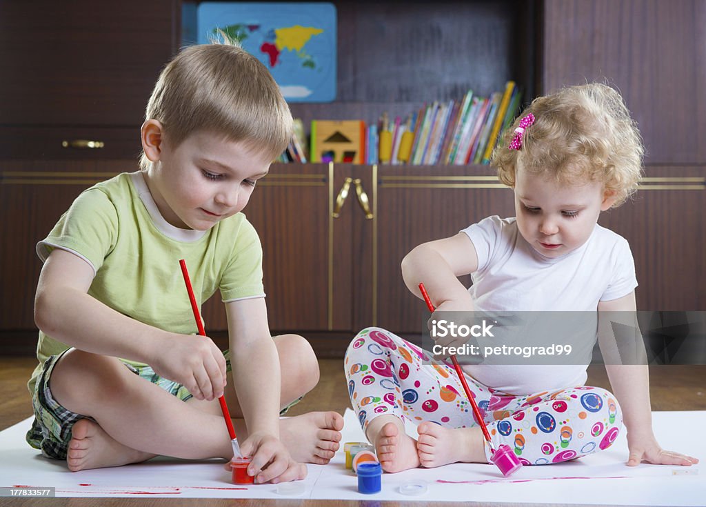 Due bambini carina dipinto - Foto stock royalty-free di Allegro