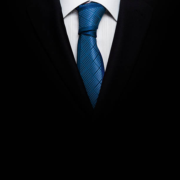 costume d'affaires noir avec une cravate - lapel suit jacket necktie photos et images de collection