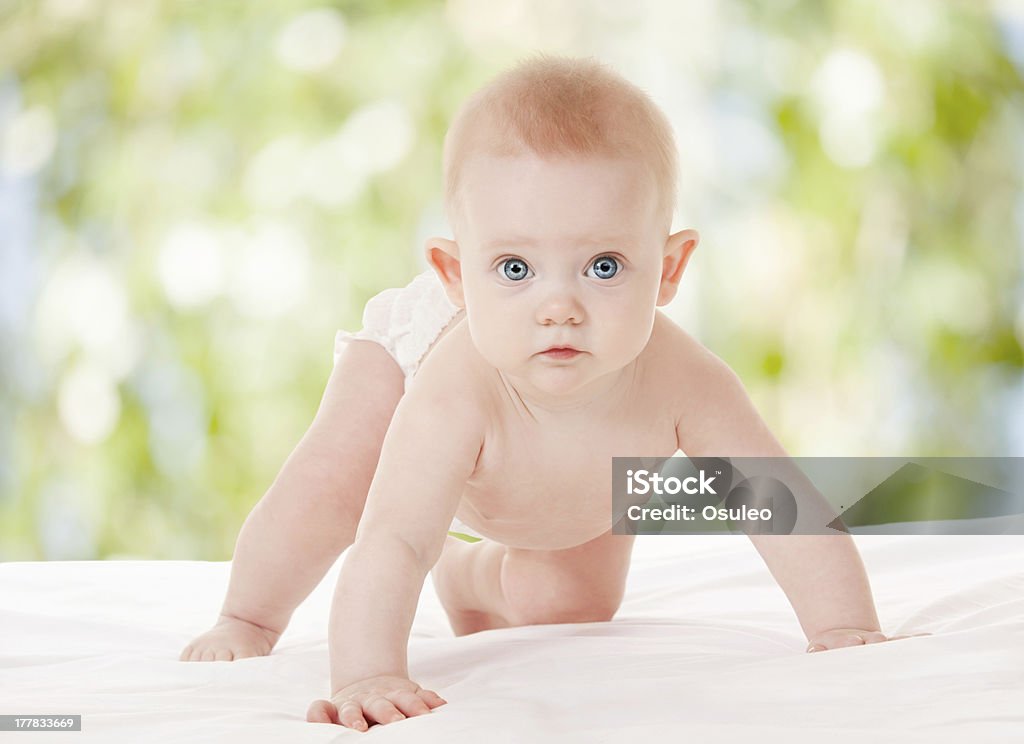 Joli bébé avec de beaux yeux bleu sur le fond de la nature - Photo de Beauté libre de droits