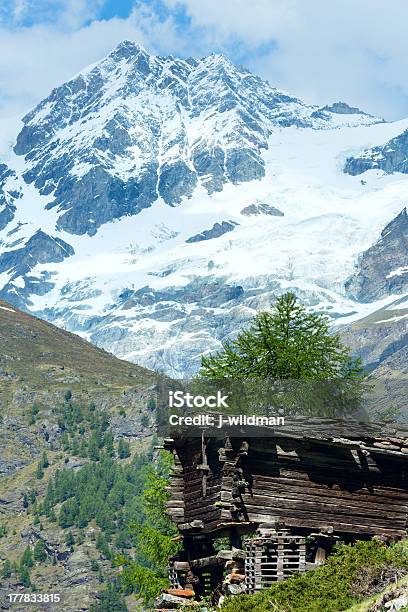Foto de Verão Alpes Montanha e mais fotos de stock de Abrigo de Jardim - Abrigo de Jardim, Alpes europeus, Alpes suíços