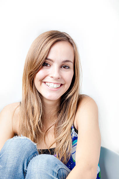 Chica atractiva joven sonriendo a la cámara - foto de stock