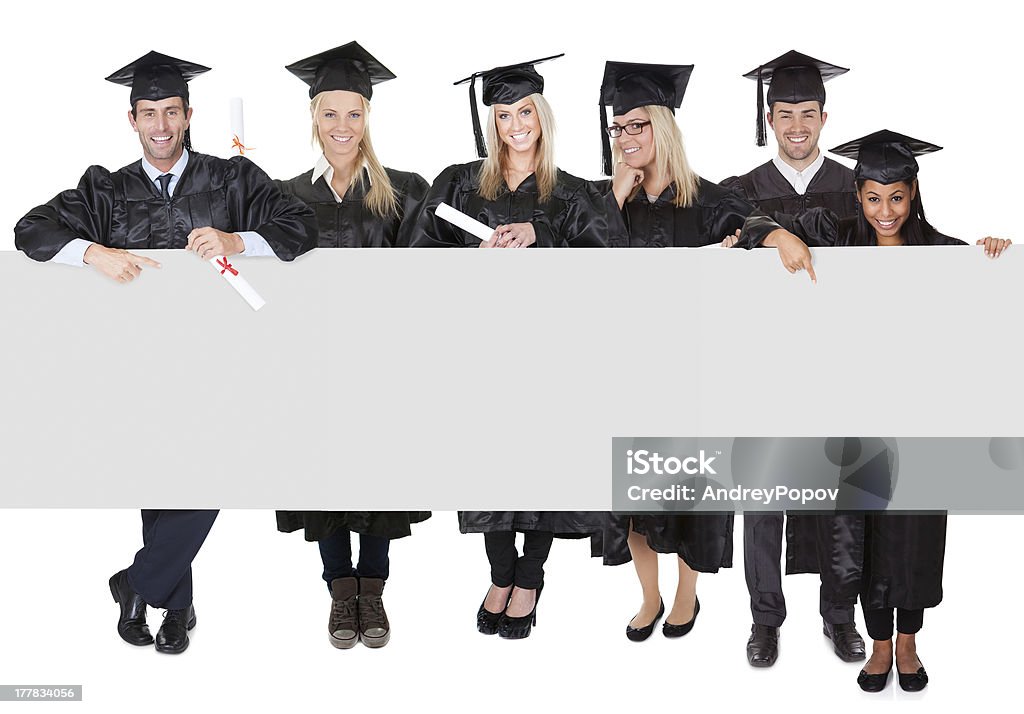 Grupo de estudantes de pós-graduação apresentando faixa vazia - Foto de stock de Formatura royalty-free