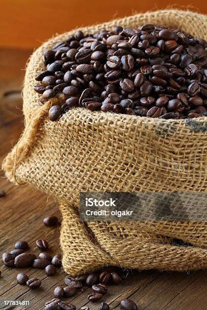 Leinentasche Mit Kaffeebohnen Auf Holztisch Stockfoto und mehr Bilder von Braun - Braun, Café, Dunkel
