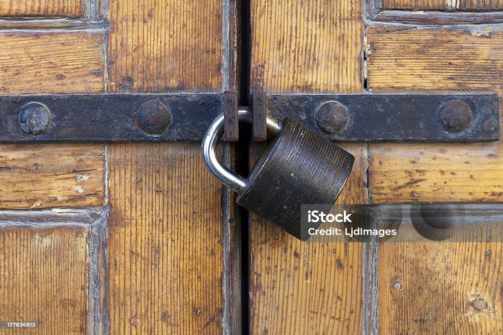 Sólido candado en puerta de madera encerada - Foto de stock de Puerta - Entrada libre de derechos