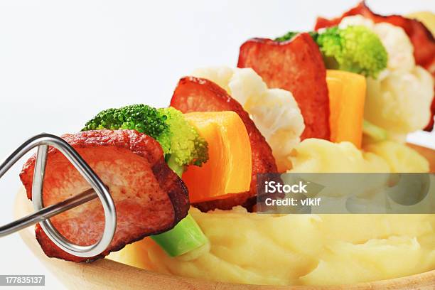 Tocino Y Verduras Brocheta Con Puré De Papas Foto de stock y más banco de imágenes de Alimento - Alimento, Alimentos cocinados, Barbacoa - Comida