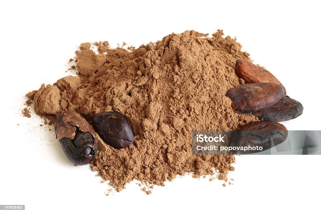Granos y polvo de Cacao - Foto de stock de Fondo blanco libre de derechos